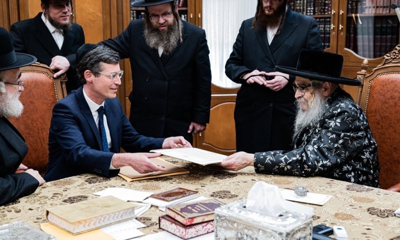 שליח הנשיא בחצרות החסידים: מכתב תנחומים מטראמפ וביקור בסאטמר