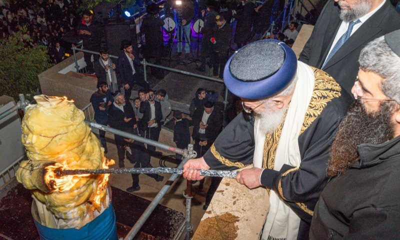 האבוקה בבית וגן: אלפים בהדלקה המרכזית של הראשל"צ הגרש"מ עמאר