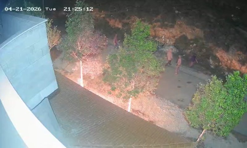 רעולי פנים הציתו בית של משפחה פלסטינית כשהיא בפנים והשליכו אבנים