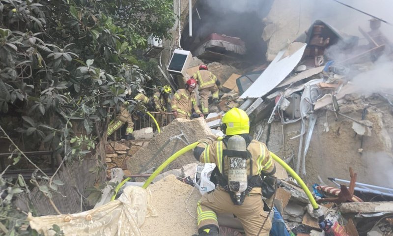 18 שעות אחרי הפגיעה: ארבעת הלכודים בבניין בחיפה חולצו מההריסות ללא רוח חיים