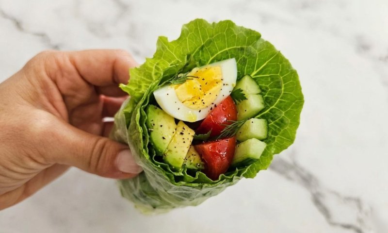 ארוחת ערב בריאה וקלילה ב 5 דקות: מתכון לרול חסה ממולא בכל טוב