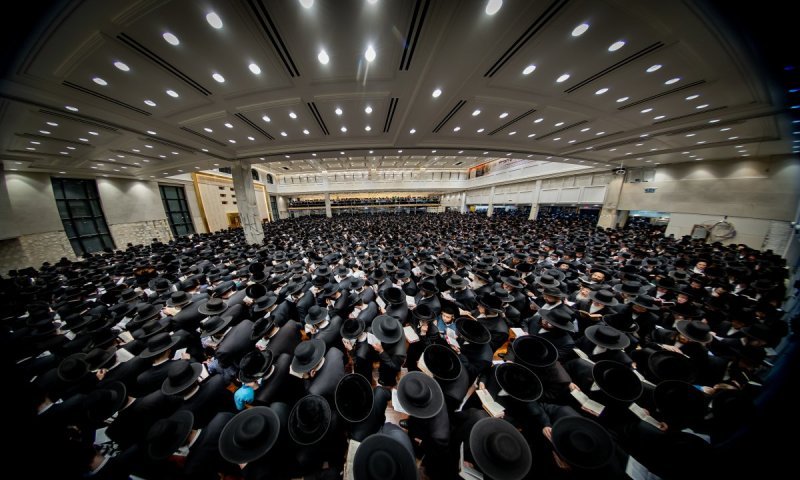 באשמורת הבוקר: בסאטמר התעוררו לאמירת הסליחות בבית המדרש ששופץ