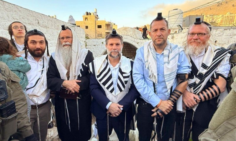 אלפים נכנסו הלילה לקבר יוסף, תפילת שחרית התקיימה במקום | צפו