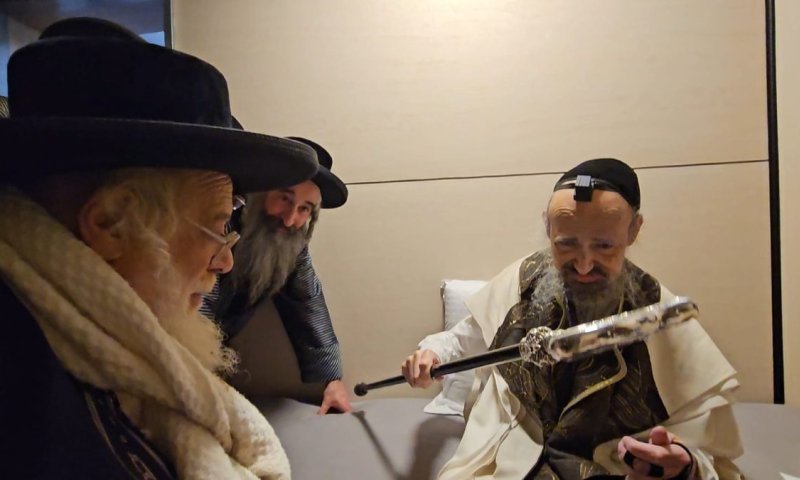 הצדיק הרב קוק העניק לרבי מתולדות אהרן מקל אדמו"רים | צפו