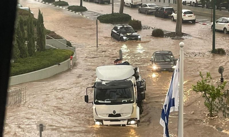 גשם כבד בנתניה והשרון: נתיבים מוצפים, וקיאקים ברחובות | התחזית המלאה