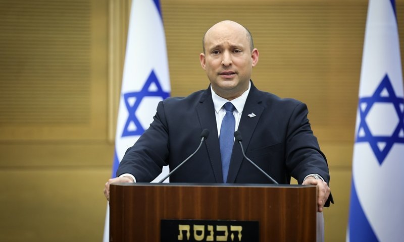 בנט שוב מבטיח לחסוך לכם אלפים - בדקנו מה קרה בפעם הקודמת