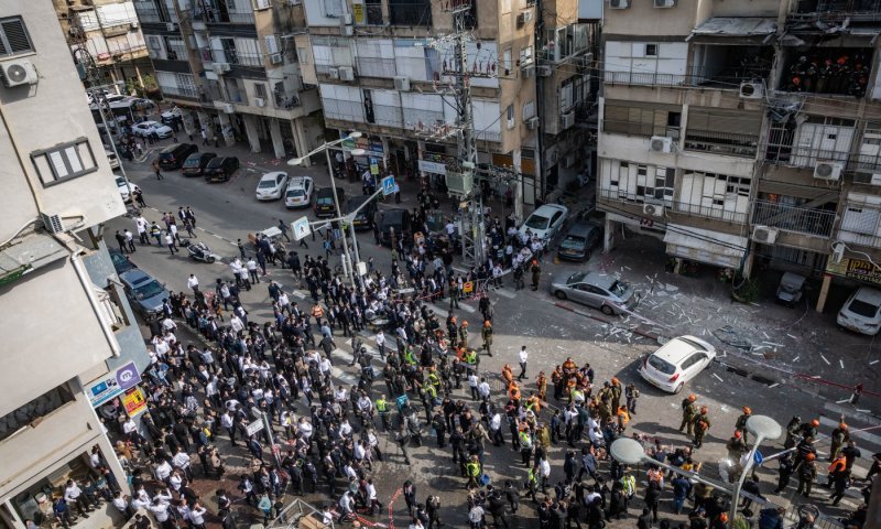 רבני בני ברק לסקרנים בזירות הנפילה: "מפריעים לכוחות ההצלה"