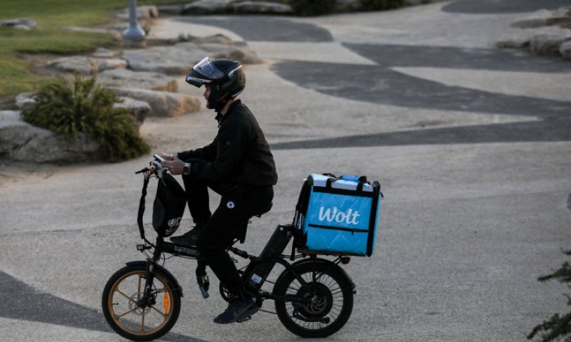 שליח וולט שתלש מזוזות נעצר: זה מה שגילו השוטרים 