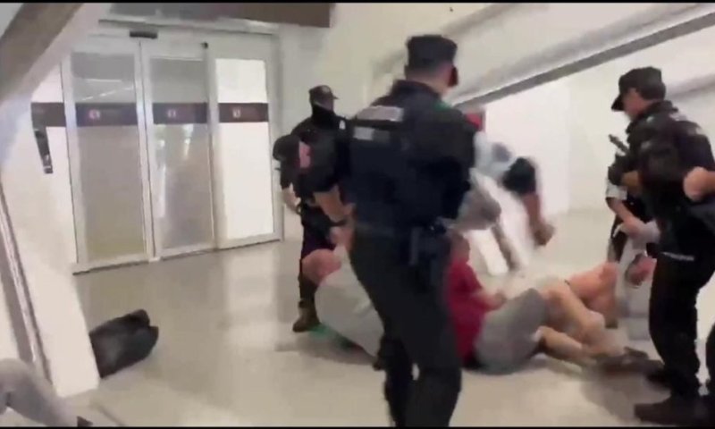 שוטרים היכו פעילי משט בנמל התעופה בספרד, בישראל ניצלו את ההזדמנות 