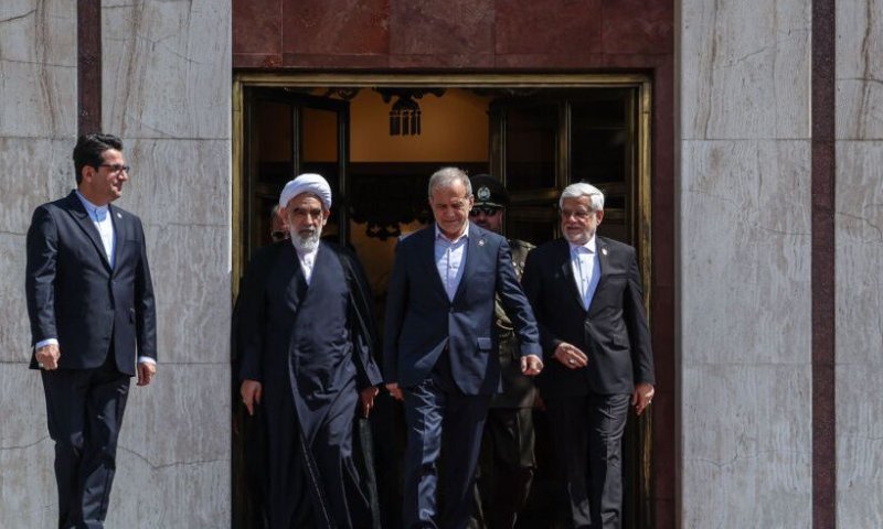 נשיא איראן מאיים: פגיעה בחמינאי תיחשב מלחמה כוללת