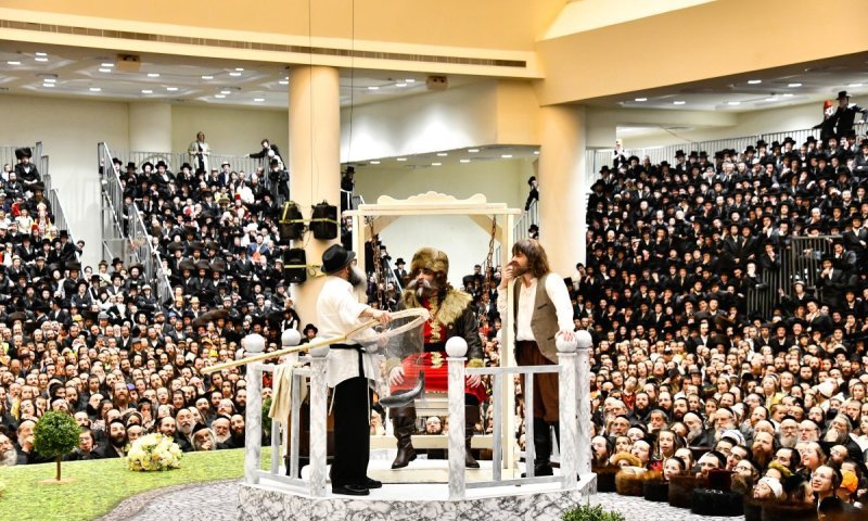 צפו בהצגה של ויז'ניץ והמסרים שהועברו: תיעוד מסכם מפורים בחצר החסידות