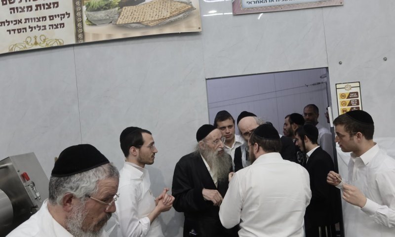 תיעוד: ב"דעת שמואל" אפו מצות בראשות הגאב"ד וראשי הכוללים