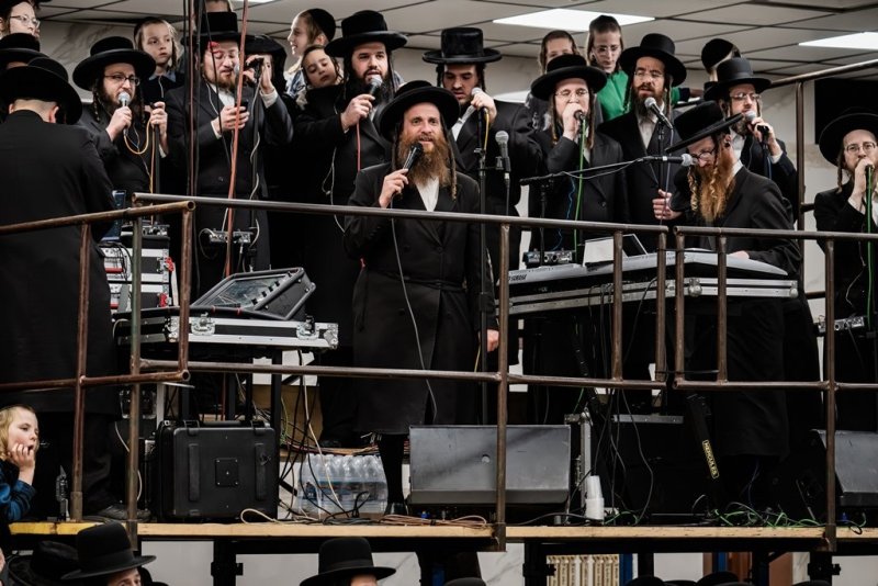 בחצרות סאטמר