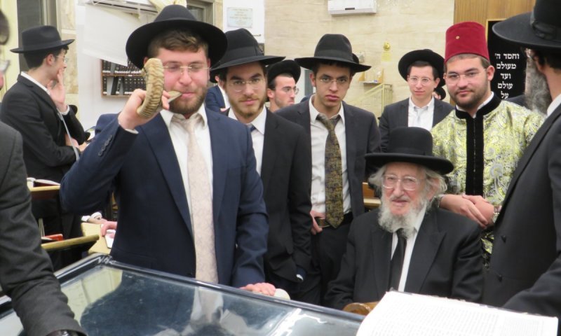 פורים בנגב: תיעוד ממחיצתו של ראש הישיבה הגר"א לוי