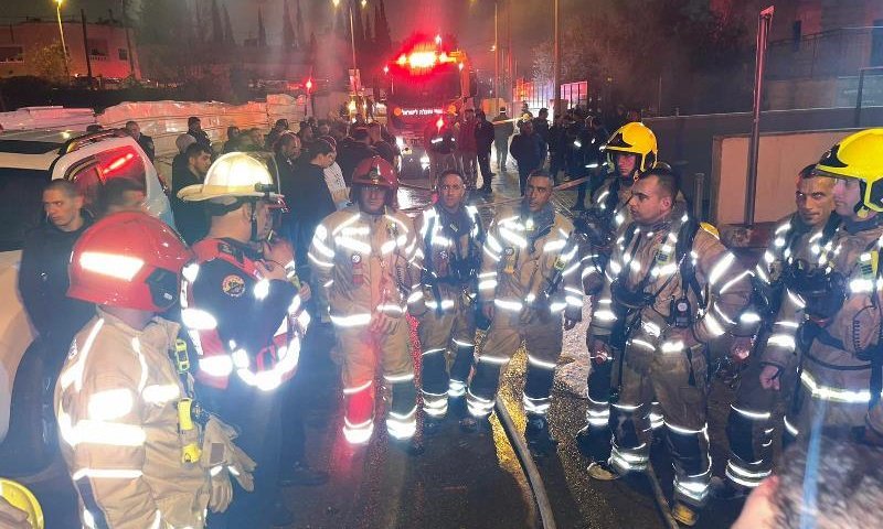 שעות של מאבק באש בפתח תקווה: האש משתוללת מתחת לאדמה