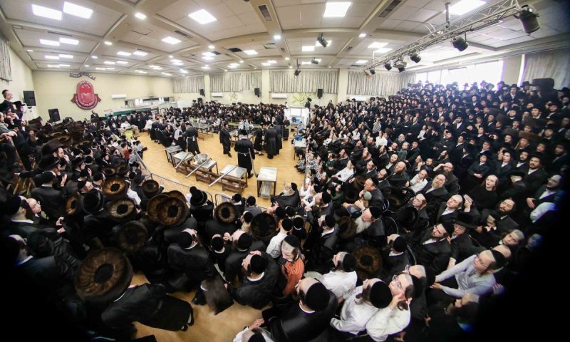 הלל ושירה בחדר האפייה: הרבי מויז'ניץ אפה מצות במתכונת מצומצמת