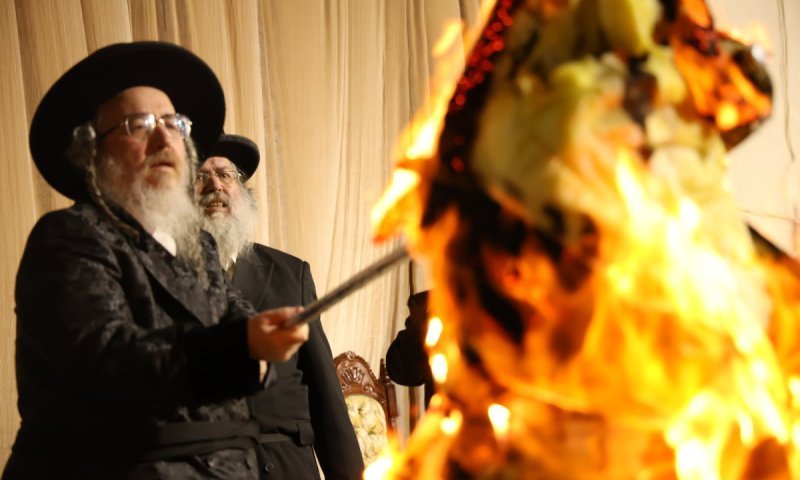 אש בבני ברק: מעמד ההדלקה בחצר ביאלא | צפו בגלריה