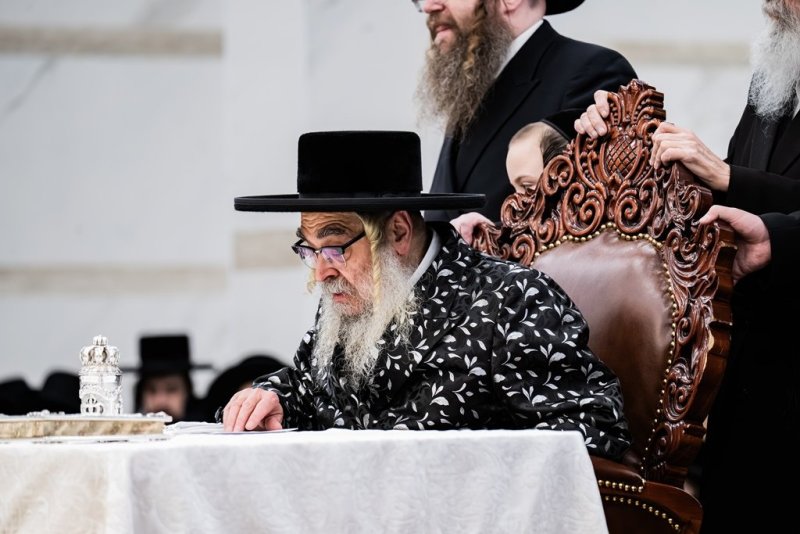 בחצרות סאטמר