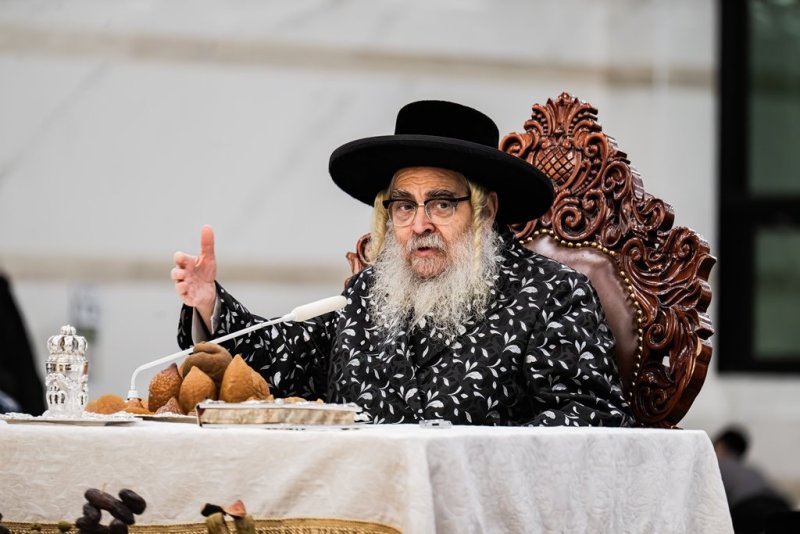 בחצרות סאטמר