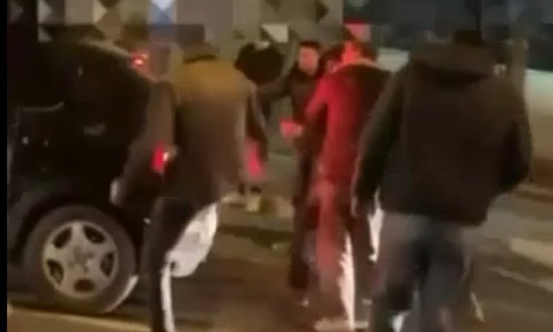 איראן: ניסיון מעצר סוכל בלב ההפגנות - המפגינים חילצו עצור מרכב משטרתי