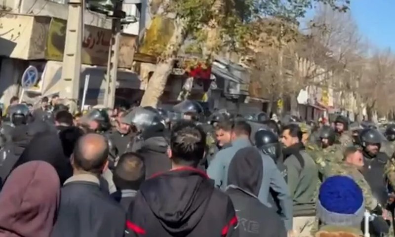 הרוגים במחאות באיראן; הנשיא מודה: &ldquo;אל תאשימו את אמריקה&rdquo;