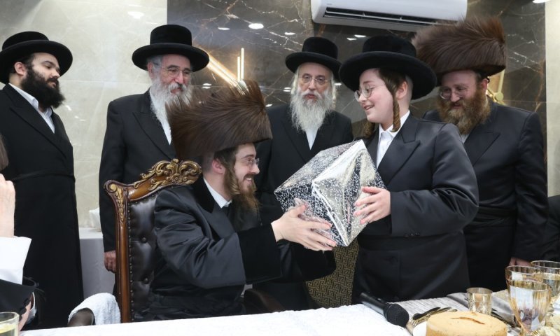 בר מצווה לבנש"ק מסאדיגורה: הרבי הניח תפילין והעניק מתנה