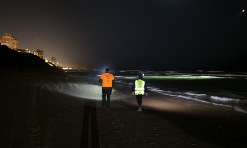 רחפנים, צוללים וחמ"ל: נמשכים המאמצים לאיתור האח הנעדר בחוף בנתניה 