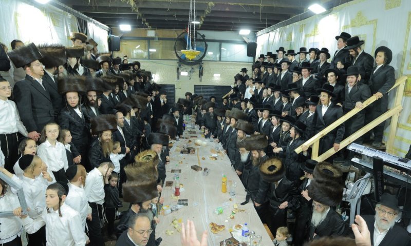 טיש ושמחת בית השואבה בחצר הקודש טרעבישאן
