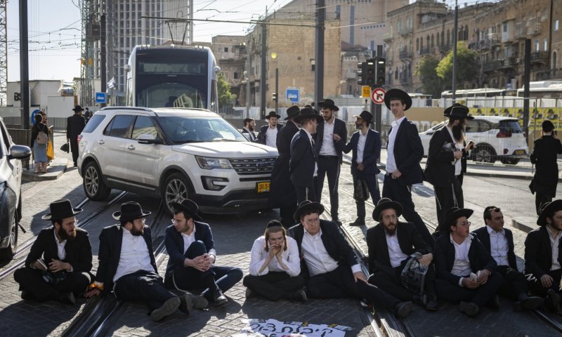 "החוטפים הגיעו": המפגינים הקיפו את השוטרים, העריק שוחרר