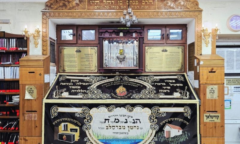 פרוכת מפוארת וייחודית נחנכה על קבר רבי נחמן מברסלב