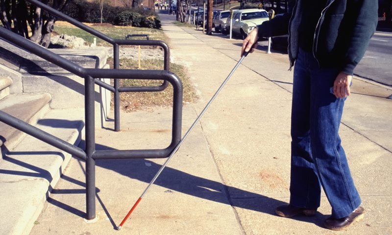 הונאה מרושעת: עזרו לעיוור להגיע למקלט - וחגגו על האשראי שלו