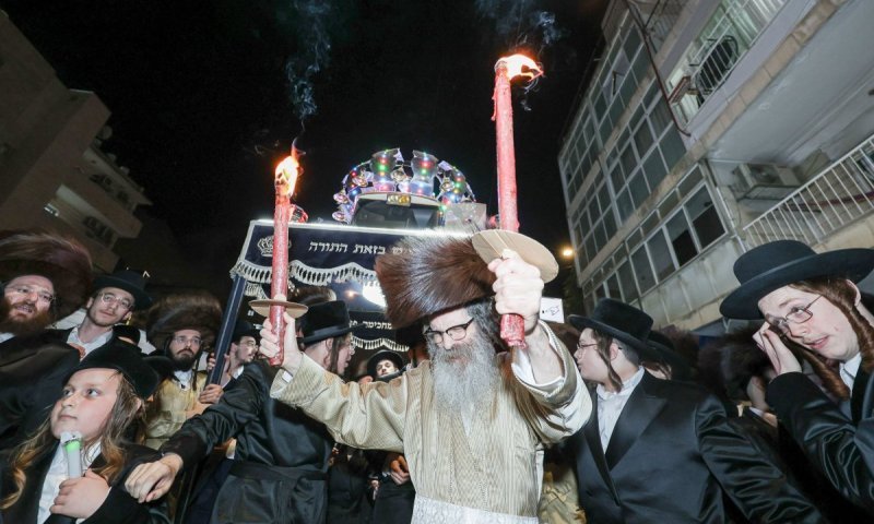 הצדיק ר' נחמן רקד עם לפידים: ספר התורה הוכנס לבית מדרשו