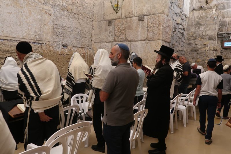 <blat>בחדרי חרדים</blat>