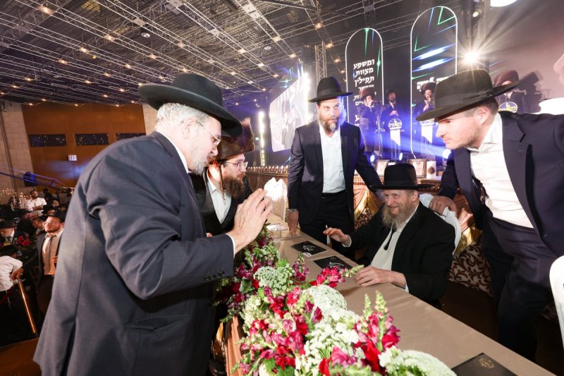 יעקב נחומי וא. אייזנבאך