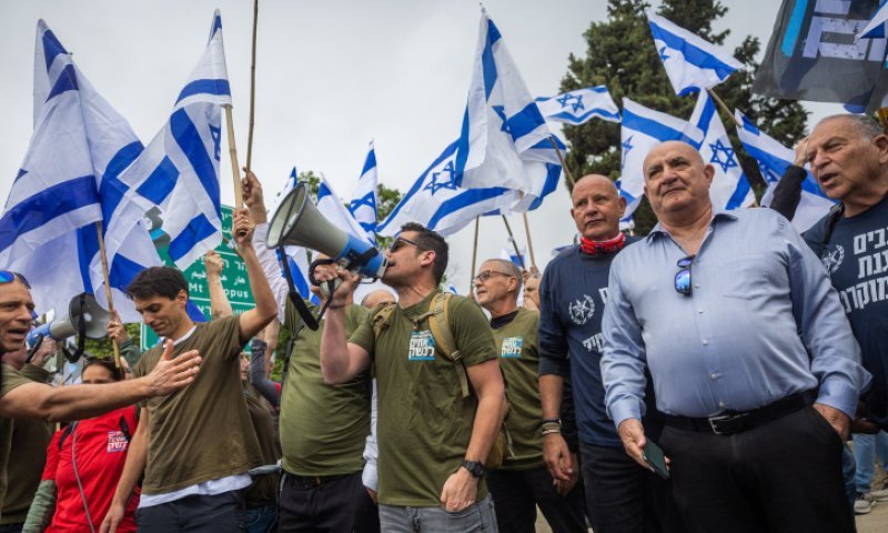 שופט בג"ץ מאשים: השירות סייע לחבר 'אחים לנשק'