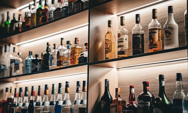 סעודיה משוועת לתיירים - מאשרת למכור אלכוהול "מתחת לשולחן"