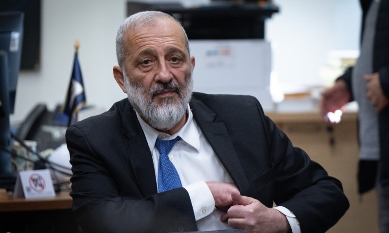 דרעי משיב למבקריו: "לומדי תורה עריקים? עפרא לפומייהו; היועמ"שית מרשעת"