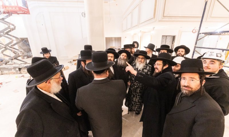 הפילנתרופ הנציח את הרבי והרבנית באולמות יוקרתיים לחתונות מוזלות