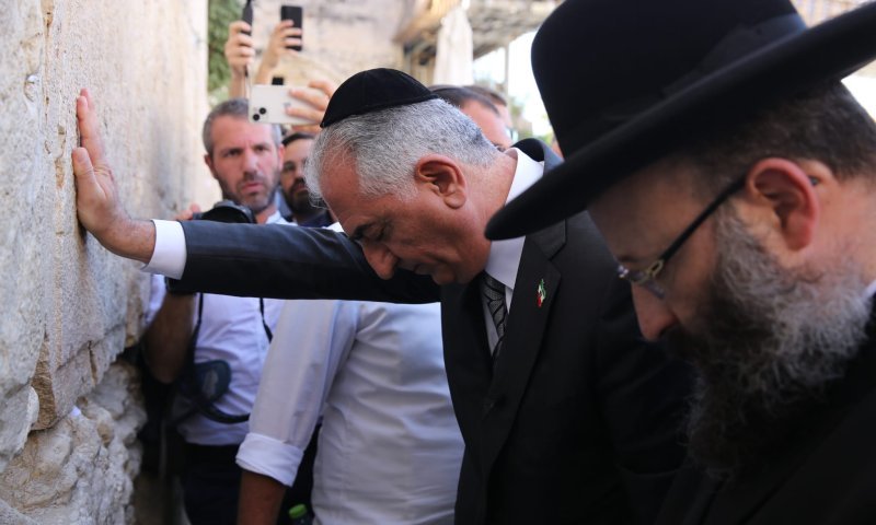 הנסיך עם הכיפה בכותל שרוצה להפיל את האייתוללות: האם בנו של השאה בדרך לכבוש מחדש את טהרן?