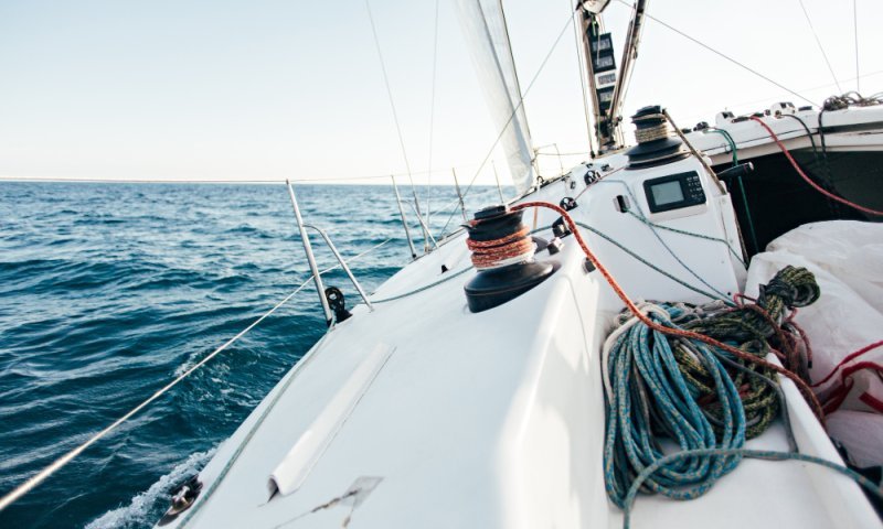 דרמה בלב ים: יאכטה ועליה ישראלים התנגשה באוניית מטען