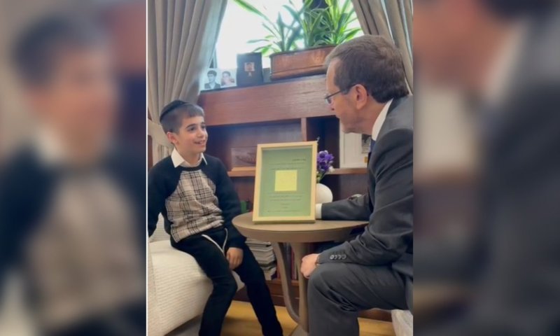 הנשיא הרצוג אירח את הילד החרדי שהתפלל לחזרת החטופים