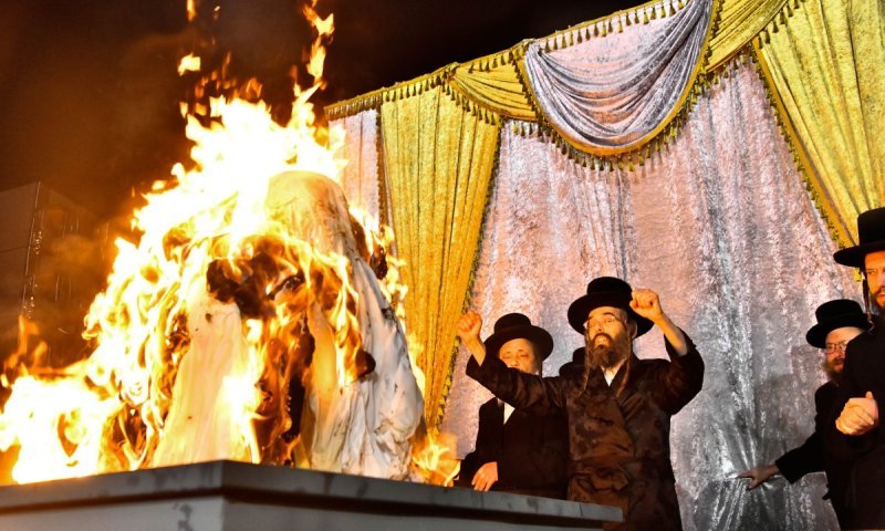 מביתר ועד מירון: ההדלקה והחלאק'ס בחצר חסידות זוועהיל