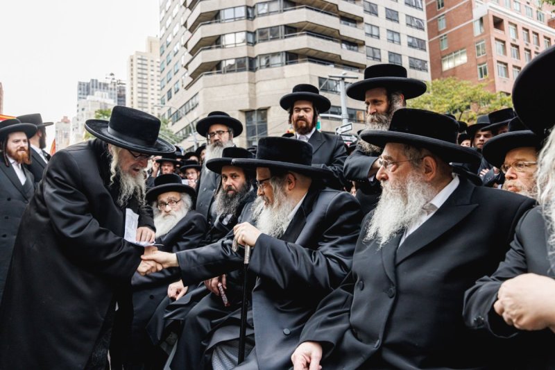 האחים לאנטשעווסקי, אברומי בלום, ד. ה. כרם, אייזיק. י, Clear shot