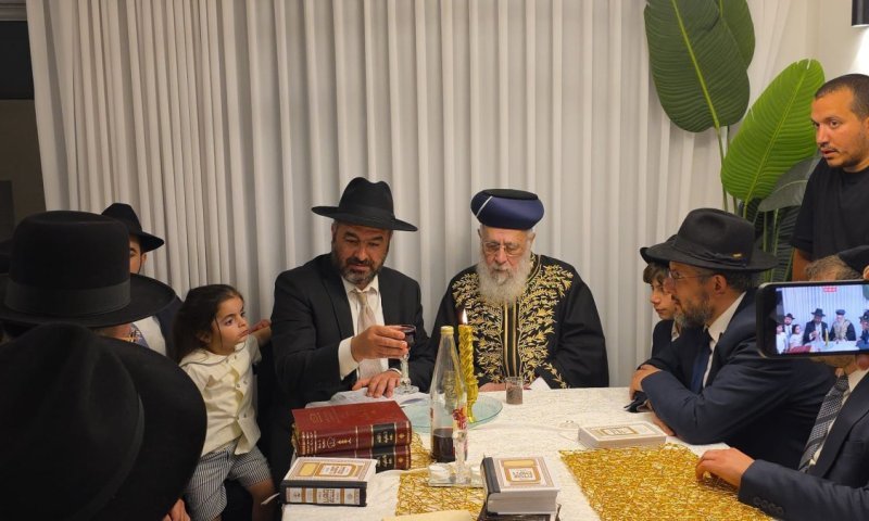 שבת היסטורית בלוד: אלפים צבאו על בתי הכנסת בביקורו של הראשון לציון