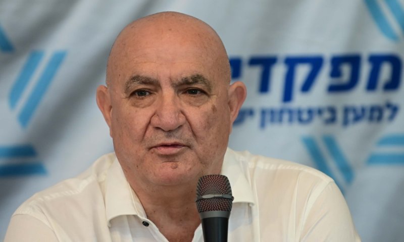 המפכ"ל לשעבר חשף: "אני מייעץ לדני לוי, הוא מבין שהשר משחק בו"