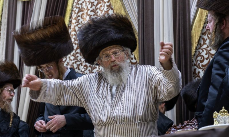שמחת בפינסק קרלין: נישואי נכד האדמו"ר בן לרב מברכפלד | תיעוד מרהיב
