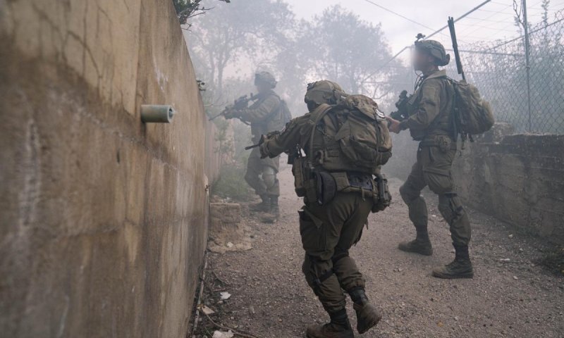 צה"ל הפריד בין מתיישבים לפלסטינים, הכוחות ספגו אבנים ופלסטיני נורה למוות
