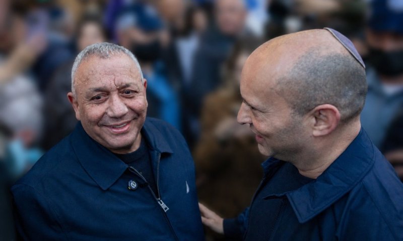 איזנקוט נגד בנט: צריך לקבל החלטה רצינית - לא לעשות גימיק פוליטי