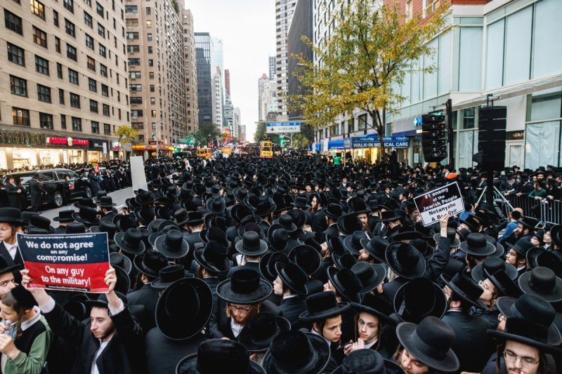 האחים לאנטשעווסקי, אברומי בלום, ד. ה. כרם, אייזיק. י, Clear shot