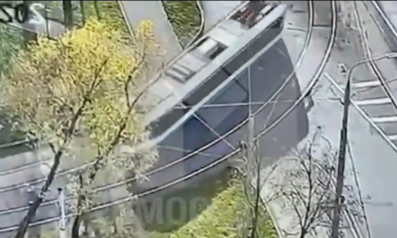 מוסקבה: חשמלית עמוסה בכ20 נוסעים סטתה מהמסילה בעיקול חד